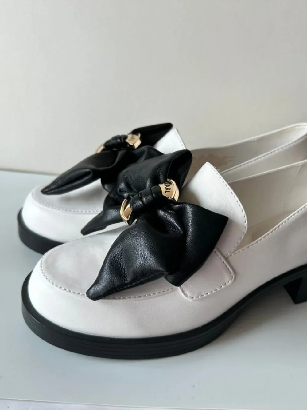 KARL LAGERFELD PARIS Camilia Fan Bow White Loafers With Black Bow Shoes Size 7.5